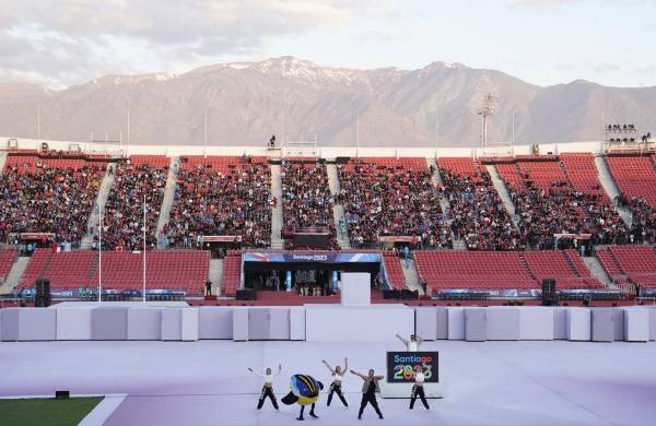 Fiu, la mascota de los juegos, se presenta con artistas durante la inauguración de los Juegos Parapanamericanos 2023 hoy, en el estadio Nacional en Santiago (Chile)