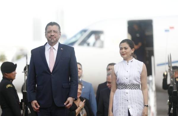 Chaves fue recibido en el aeropuerto por la ministra de Relaciones Exteriores, Janaina Tewaney.