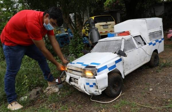 Romel Bravo es un joven con autismo que elabora réplicas de autos con material reciclado