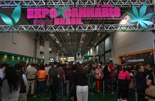 La gente visita la Cannabis Expo Brazil
