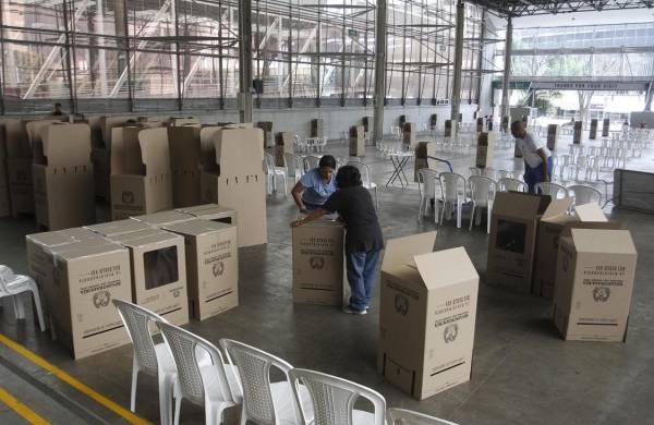 Funcionarios trabajan en un puesto de votación hoy, en el recinto de Plaza Mayor en Medellín (Colombia).