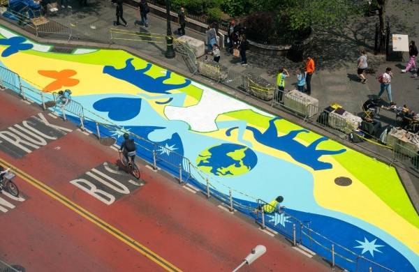 Un colorido mural con firma española llama a proteger la Tierra en el centro de Nueva York
