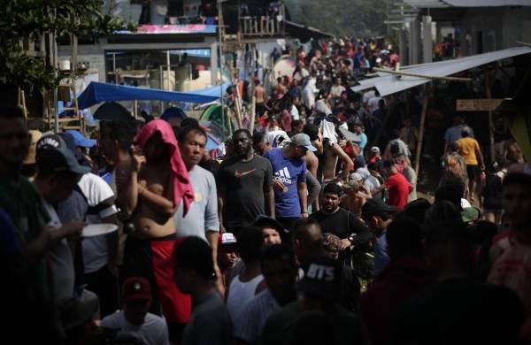 Migrantes hacen fila para ser registrados por agentes de migración tras cruzar la selva del Darién, en el pueblo indígena de Bajo Chiquito (Panamá), en una fotografía de archivo.