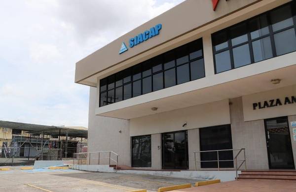 Fachada de la plaza donde se ubican las oficinas del Siacap en la Plaza América en la calle Jorge Zarak.