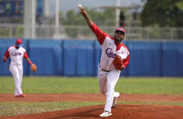 El pícher Carlos Viera de Cuba lanza hoy, a un partido de béisbol entre Cuba y México durante los Juegos Centroamericanos