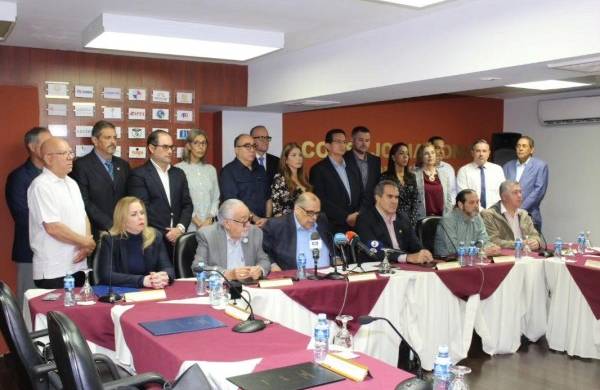 Integrantes del sector empresarial en conferencia de prensa este martes 14 de noviembre debido a las protestas y cierres de calles..