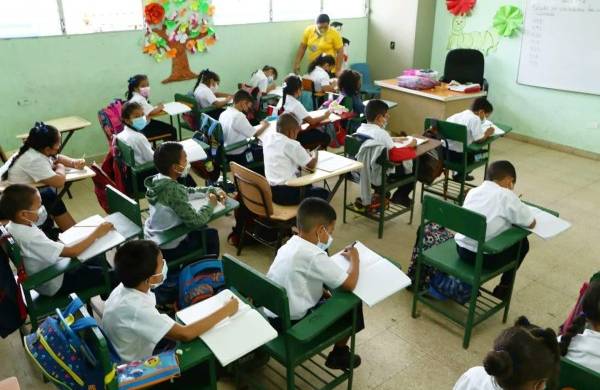 El personal directivo, docente y administrativo de cada plantel escolar debe cumplir con su horario