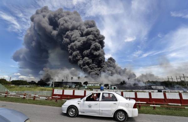 Incendio en zona industrial de Cuba se encuentra en una situación compleja y difícil