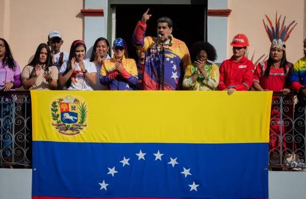 El presidente de Venezuela, Nicolás Maduro, habla desde el balcón del pueblo del Palacio de Miraflores