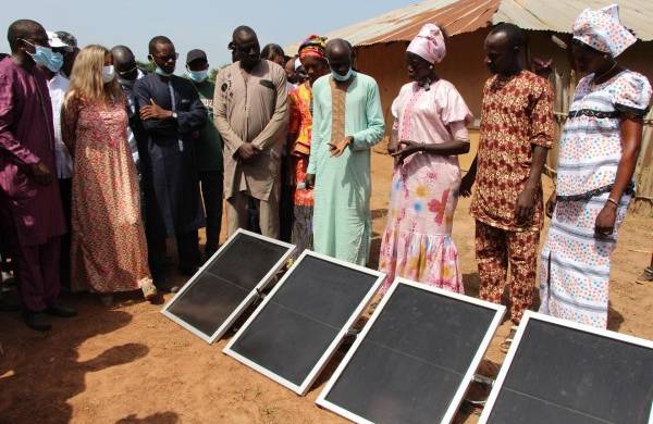 Representantes políticos y sociales de Senegal asisten a la inauguración del proyecto DESFERS, en la región senegalesa de Ziguinchor, con el que la ONG Plan International acelerará el acceso a las energías renovables a las poblaciones más vulnerables.