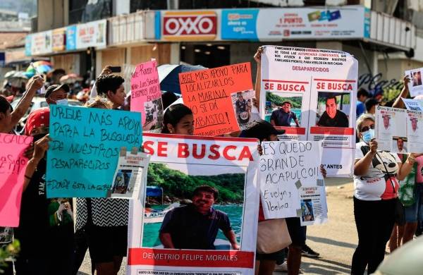Familiares de personas desaparecidas por el paso del huracán Otis, protestan hoy en el balneario de Acapulco, en el estado de Guerrero (México).