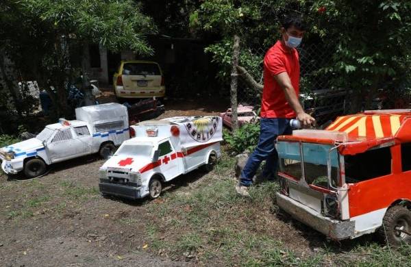 Romel Bravo es un joven con autismo que elabora réplicas de autos con material reciclado