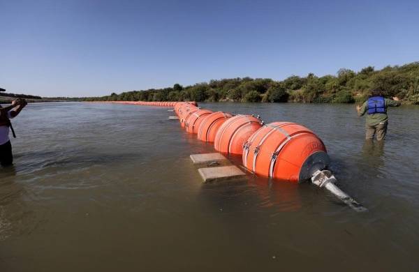 Imagen de archivo de la colocación de boyas en el Río Grande en Eagle Pass, Texas, Estados Unidos.