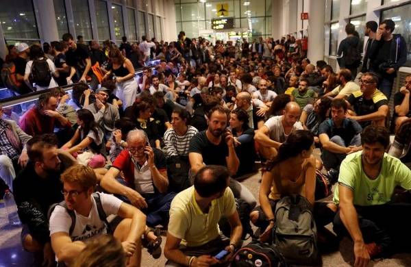 Activistas independentistas intentan paralizar el Aeropuerto de Barcelona