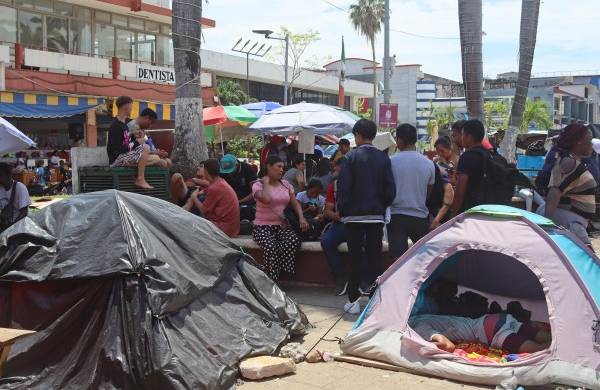 Migrantes permanecen hoy, en espera de regularizar su documentación en el municipio de Tapachula en el estado de Chiapas (México).