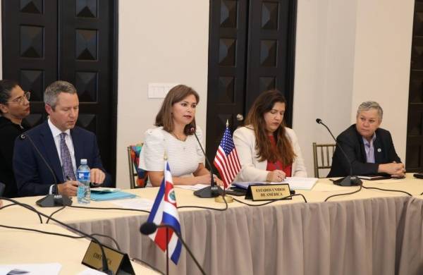 Una delegación de los Estados Unidos también estuvo presente en esta primera reunión.
