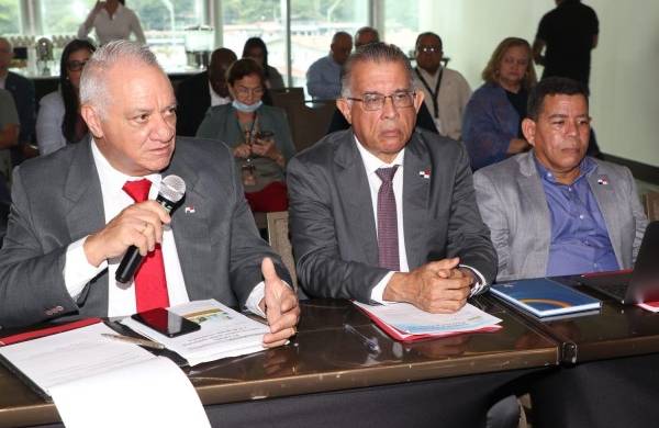 Carlos Salcedo, consejero para Asuntos Agropecuarios (i); Augusto Valderrama, titular del MIDA (c), y José Bernardo González, director de Desarrollo Rural del MIDA (d).