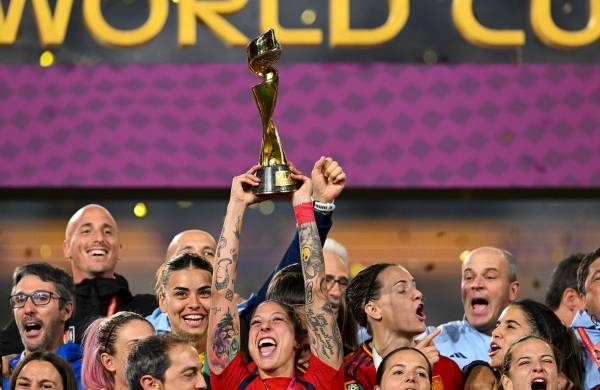 La futbolista Jennifer Hermoso levantando la Copa Mundial Femenina de la FIFA.