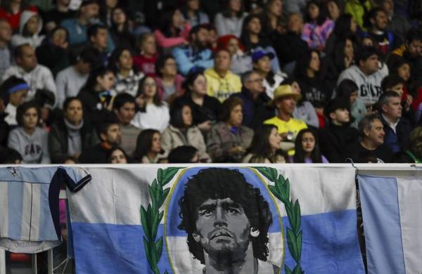 Bandera de Argentina con la imagen de Diego Armando Maradona.