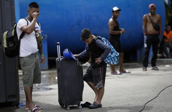 Migrantes de origen venezolano esperan, en un refugio temporal para ser enviados a su país de origen, en Ciudad de Panamá.