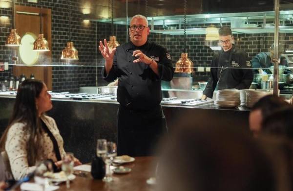 Fotografía cedida por Paradisus Palma Real del chef español Germán Ortega durante la experiencia que une alta gastronomía y turismo, en Punta Cana, República Dominicana.