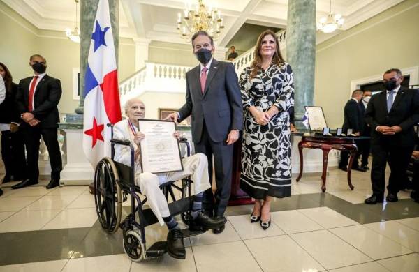 Cortizo entregó el reconocimiento al escritor Álvaro Menéndez Franco.