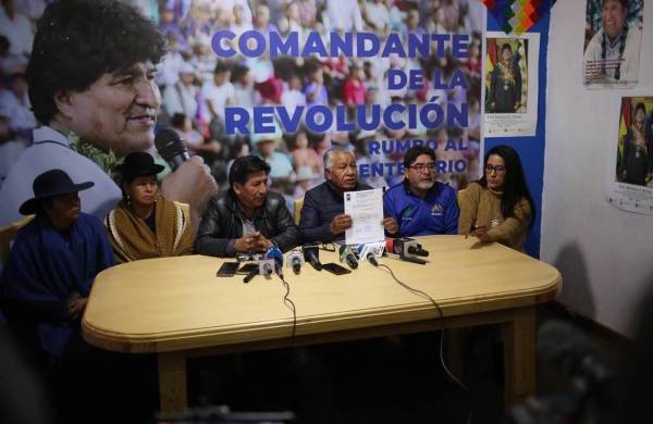 El secretario de fiscalización de la directiva del Movimiento al Socialismo (MAS), Salter Apaza (c), habla junto a militantes del partido en una conferencia de prensa, en La Paz (Bolivia).