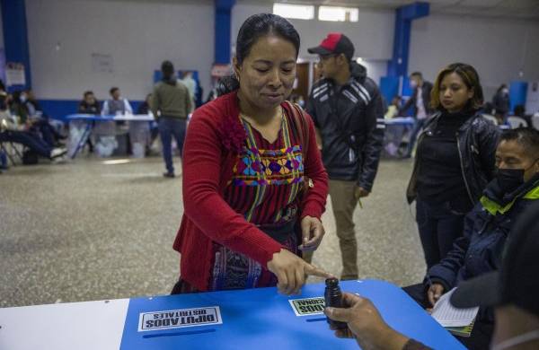 Ciudadanos votan hoy en las elecciones generales tras la apertura de los colegios electorales en Guatemala