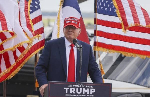 Fotografía de archivo en la que se registró al expresidente de EE.UU., Donald Trump, durante un acto proselitista, en Edinburg (Texas, EE.UU.).