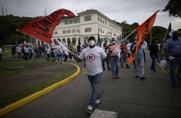 Diferentes gremios sindicales y trabajadores del Canal de Panamá protestan hoy frente al edificio de la Administración del Canal de Panamá (ACP), en Ciudad de Panamá (Panamá).