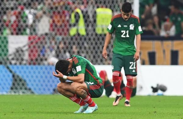 Los jugadores de México se lamentan en Lusail Estadio en Lusail, Catar.