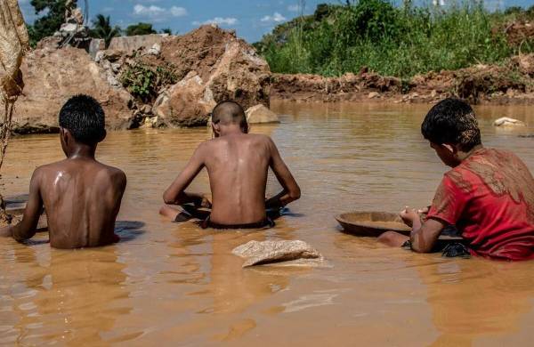 Niños mineros en Venezuela