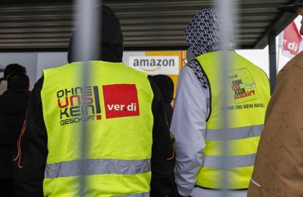 Trabajadores de Amazon en huelga se reúnen en el centro logístico de Amazon en Dortmund, Alemania, el 24 de noviembre de 2023.