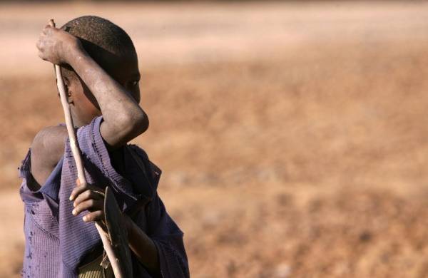 En la imagen de archivo, un niño observa un terreno donde antes pasaba un río, en Lokori, norte de Kenia.