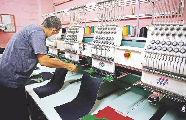 Un operario trabaja en una fábrica de bordados en San Salvador (El Salvador), en una fotografía de archivo.