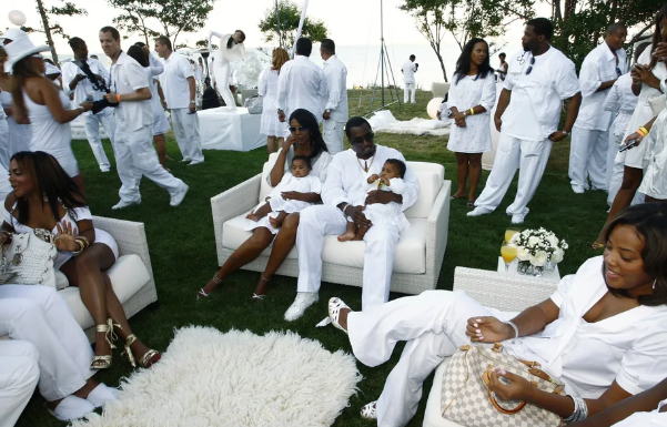 Diddy, Kim Porter y sus hijas gemelas con invitados en el Real White Party en 2007.