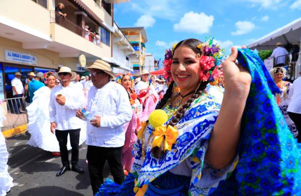 La explosión de emoción y tradición en las calles de Las Tablas marca el inicio del Desfile de las Mil Polleras.