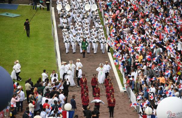 Desfiles y bandas musicales amenizaron el evento conmemorativo de la reversión del Canal a manos panameñas. contó con