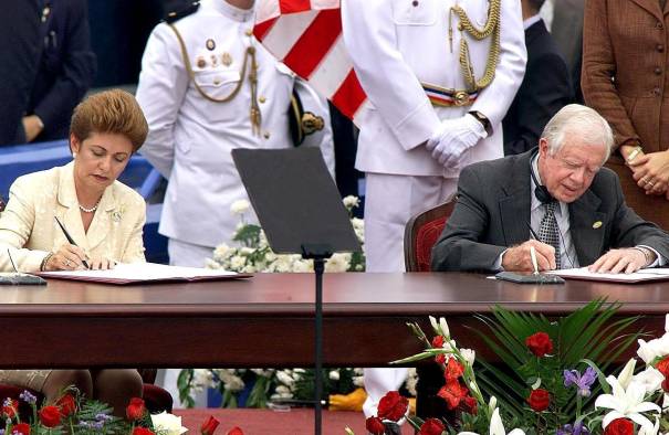 El expresidente Jimmy Carter firma el documento que entrega oficialmente el Canal de Panamá a manos panameñas.