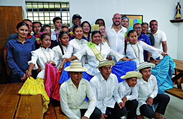 Ejecutivos de Smart Health, educadores y estudiantes en la apertura del comedor.