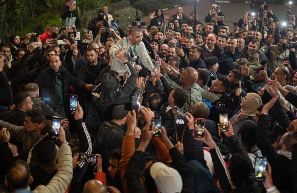 El líder miliciano palestino Zakaria Zubeidi (a hombros-c) se dio un baño de masas este jueves tras su liberación en Ramala.