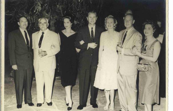 Esta fotografía corresponde a una “fiesta en casa de Arturo Muller, en calle 46 frente al parque Urracá mayo 1959”. En la foto: Graciela Q. De Eleta, Fernando Eleta, Beverly Norman de Muller, Arturo Muller, Bebel Icaza Paredes”. Una muestra de Bella Vista como un barrio residencialde la élite panameña desde inicios del siglo XX.