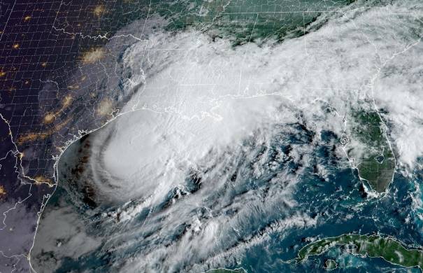 Fotografía proporcionada por la Administración Nacional Oceánica y Atmosférica que muestra la tormenta tropical Francine avanzando sobre el Golfo de México, frente a la costa de Luisiana.