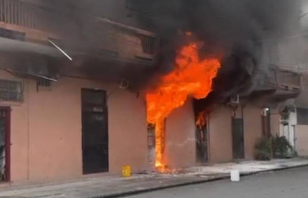 Los bomberos ya comenzaron las tareas de extinción del fuego.