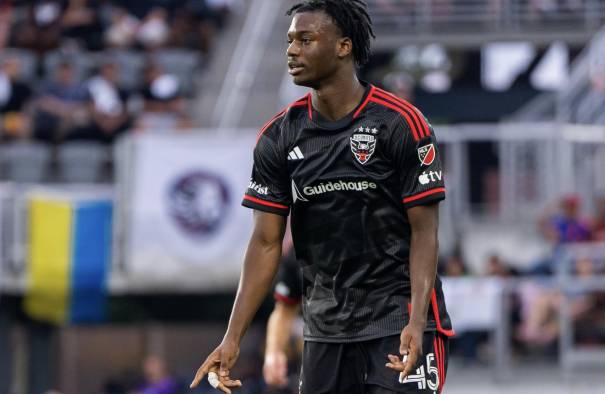 Matai Akinmboni durante un partido con el DC United.