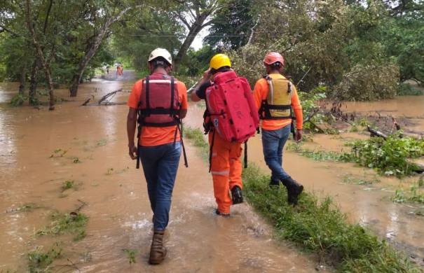 Sinaproc rescató a un ciudadano en el área de El Mangal, que se mantenía incomunicado debido a la crecida del río Parita.