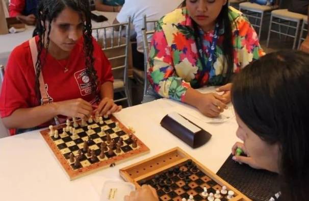 Torneo de ajedrez femenino en la asociación.