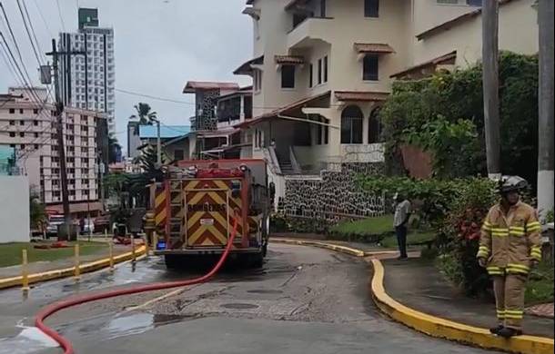 Bomberos llegan a La Cresta para atender incendio en un edificio.