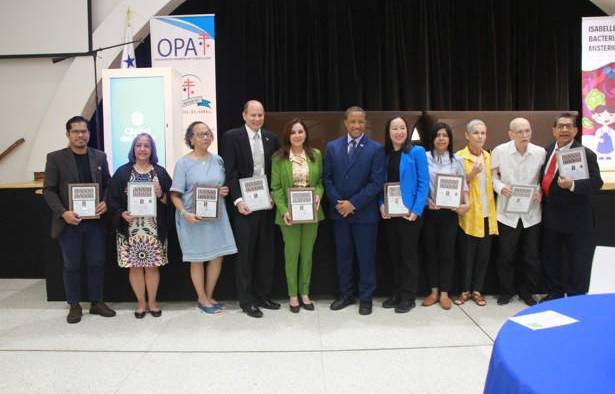 De izquierda a derecha: Dr. Fermín Acosta, Dra. Kathya Echevers,Odemaris Luque, Dr. Marco Pino, Thays Noriega Siero, Dr. Amador Goodridge, Lic. Johanna Elizabeth Ku, magíster Dilcia Sambrano, Dra. Claude Verges de López, Dr. Edmundo López y Dr. Julio César Jurado Foto: Ixchel Despaigne.