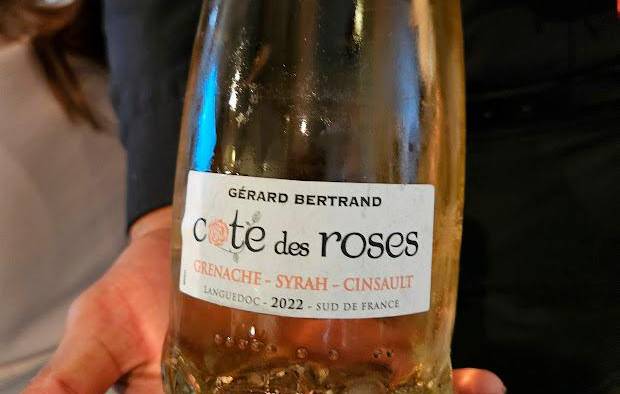 Cote des Roses, grenache, syrah, cinsault. Aromas de frutos rojos y rosas.